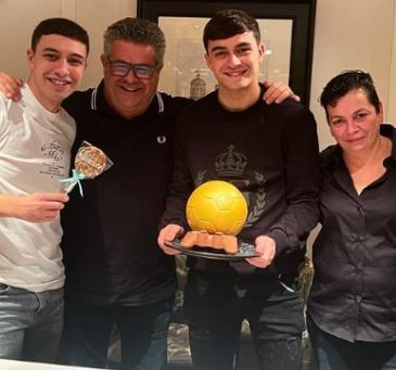 Maria Rosario with her husband and sons Fernando Jr. and Pedri